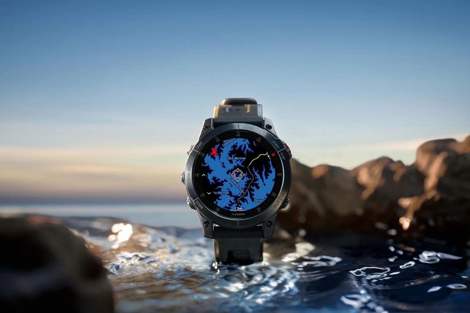 Đồng hồ thông minh Garmin Fenix 7 Sapphire Solar Dây Titanium Thiết kế bền bỉ với mặt kính Sapphire và dây Titanium