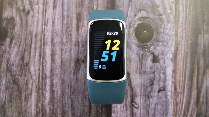 Fitbit Charge 5 màn hình AMOLED viền thép khong rỉ, kích thước 1.04 inch
