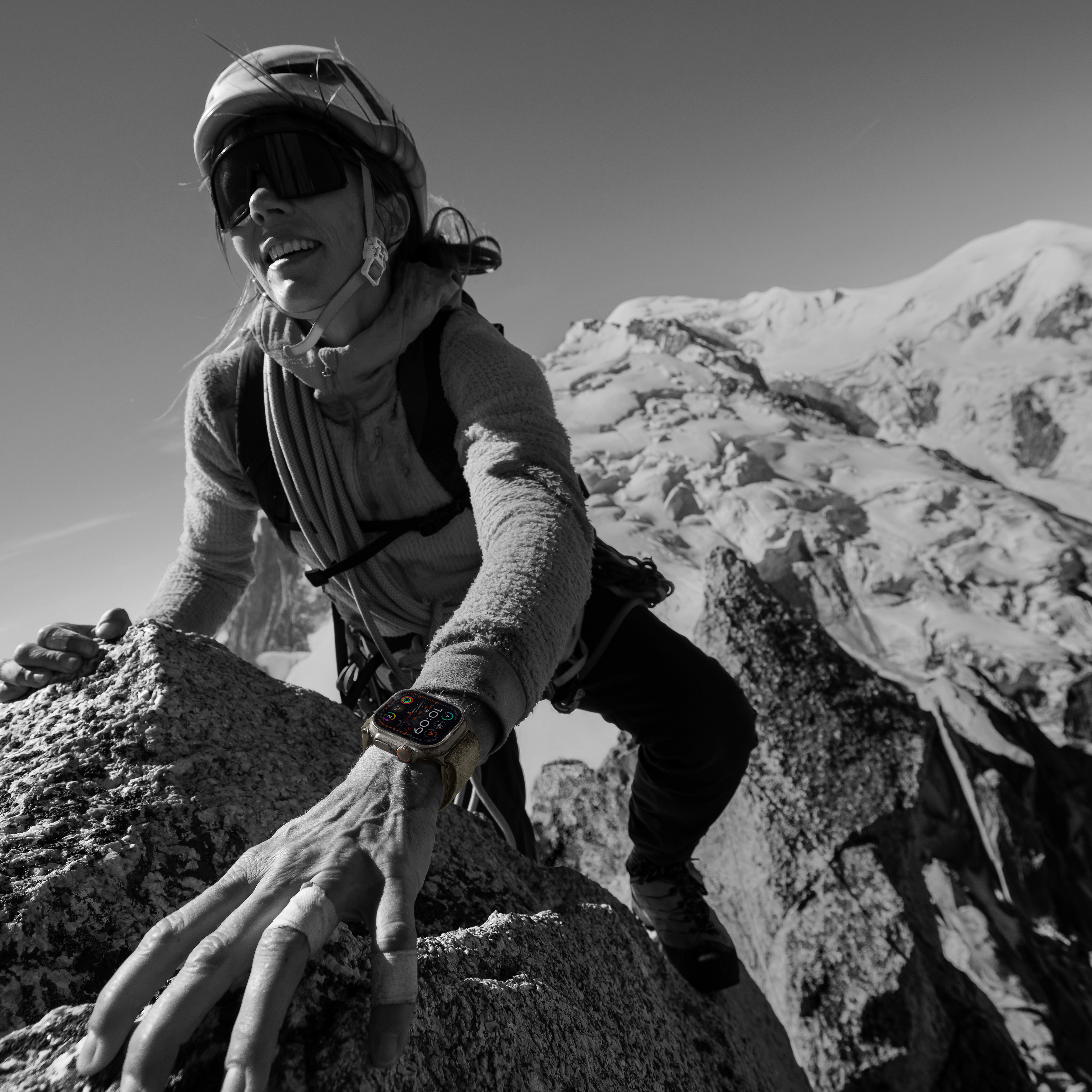 Apple Watch Ultra 2 hoạt động mạnh mẽ và bền bỉ cùng bạn vượt qua mọi thử thách.