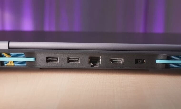 Laptop Lenovo LOQ 15IRH8 - 82XV000PVN Ethernet (RJ-45), HDMI 2.1, 3.5mm, USB 3.2 Gen 1, USB-C 3.2 Gen 2, 2 USB 3.2 Gen 2