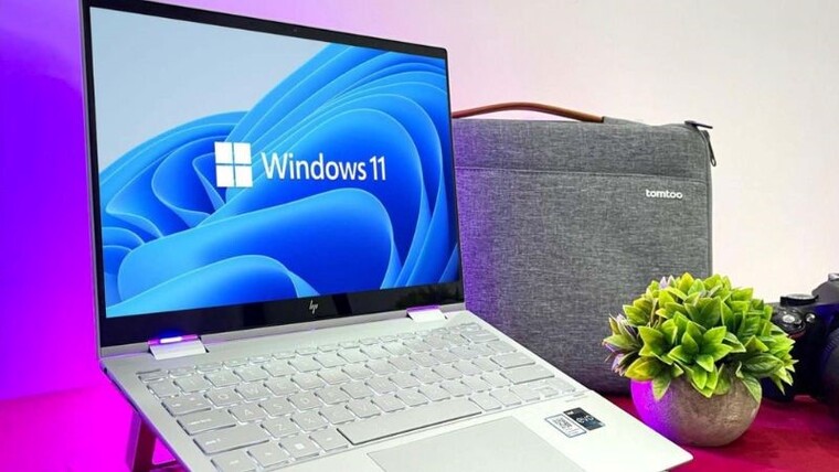 Windows 11 hiển thị trên 13.3 inch màn hình OLED 2.8K.