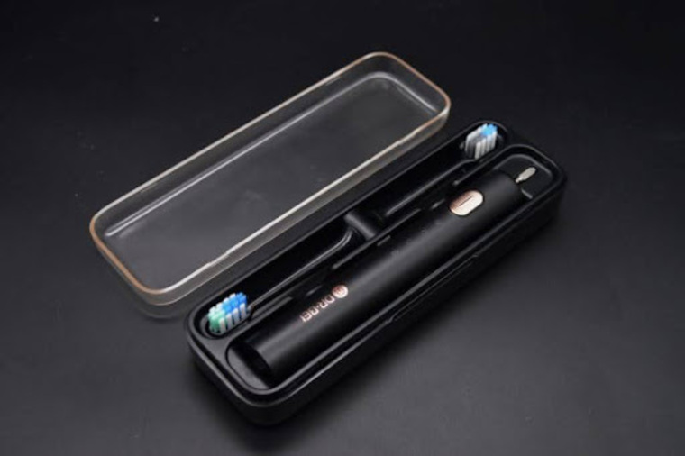 Thiết kế đầu chải mềm mại kết hợp tần số dao động làm sạch sâu hiệu quả.
