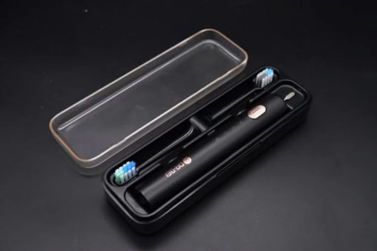Bàn Chải Đánh Răng Điện DR.BEI Sonic V12 Thiết kế đầu chải mềm mại kết hợp tần số dao động làm sạch sâu hiệu quả.