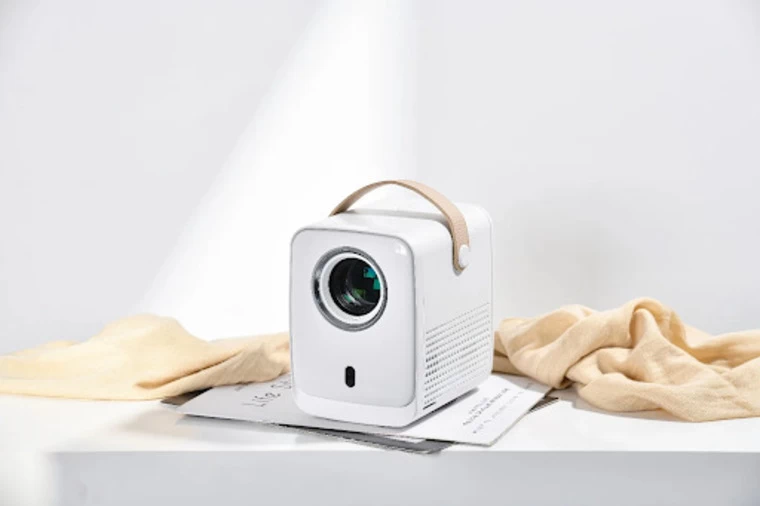 Máy chiếu mini Beecube X2 Max Gen 4 Trọng lượng 1.1 kg cùng thiết kế nhỏ gọn linh hoạt, quai da xách tay tinh tế.