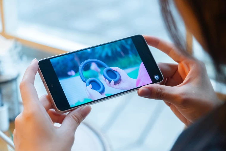 Redmi Note 13 Sức mạnh của GPU Adreno 610, màn hình 6,67 inch trên nền AMOLED có độ phân giải Full HD+, cùng tần số 120Hz.