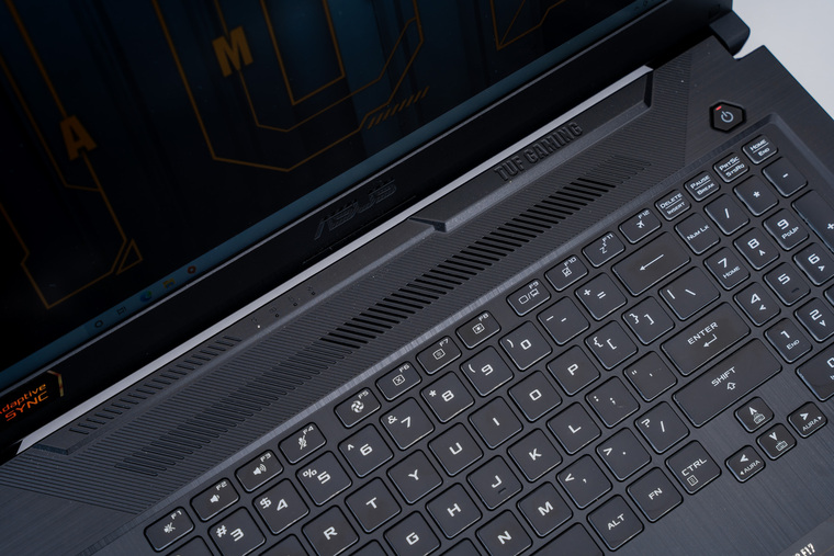 Thiết kế lỗ thoát nhiệt hình tổ ong ở phía dưới máy và 3 ống dẫn nhiệt, đèn nền RGB bàn phím.