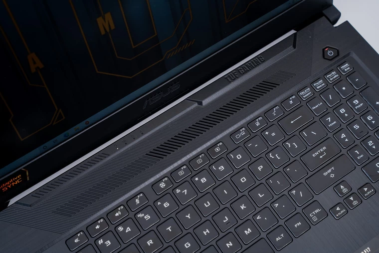 Laptop ASUS TUF Gaming F17 Thiết kế lỗ thoát nhiệt hình tổ ong ở phía dưới máy và 3 ống dẫn nhiệt, đèn nền RGB bàn phím.