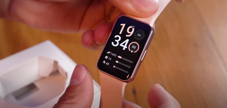Galaxy Fit3 Tấm nền AMOLED, 1.6 inch. độ phân giải 256x402, 100 mẫu thiết kế mặt đồng hồ có sẵn.