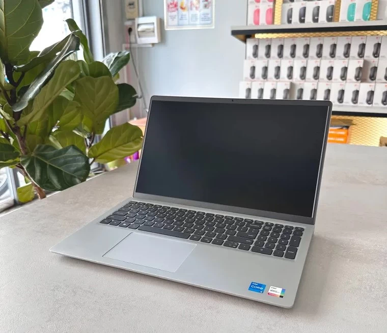 Dell Inspiron 15 3530 Laptop Dell Inspiron 15 3530 (N3530I716W1)