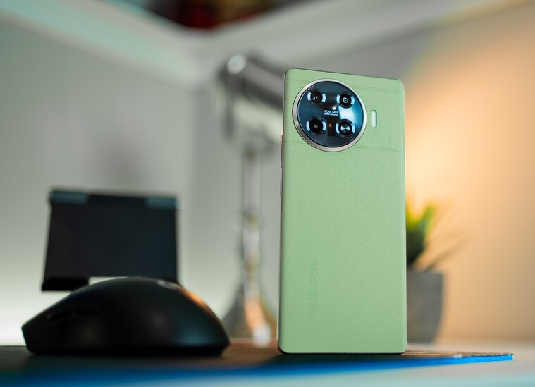 Điện thoại TECNO SPARK 20 Pro + (8GB/256GB)