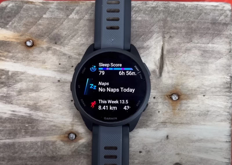 Garmin Forerunner 165 Thiết kế mặt đồng hồ cùng dây đeo thoải mái, cá tính.