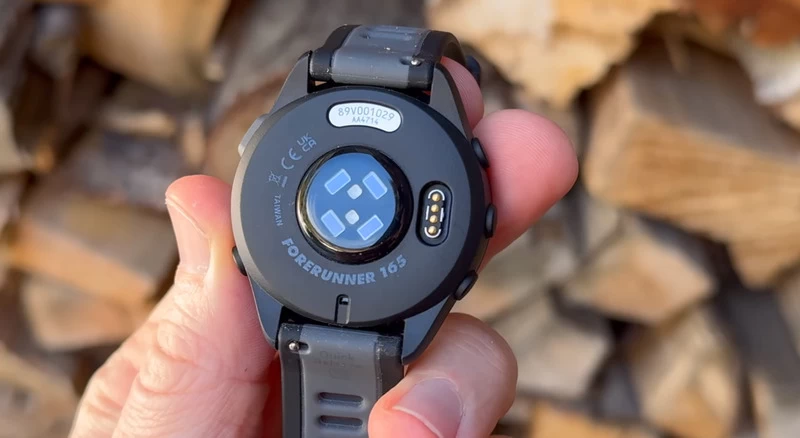 Garmin Forerunner 165 Mặt sau cảm biến đo chỉ số sức khỏe.