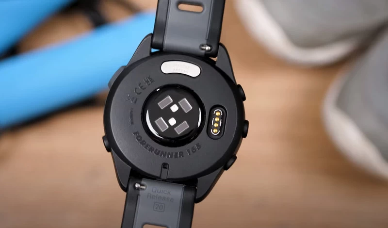 Garmin Forerunner 165 Music Thời lượng pin tuyệt vời, dễ dàng sạc thuận tiện.
