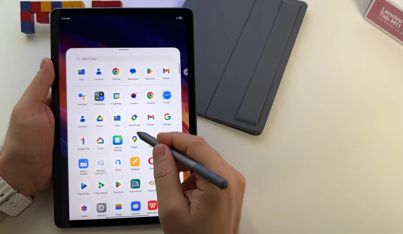 Lenovo Tab M11 pin Li-Po có dung lượng lên đến 7040mAh, kèm Pen tab.