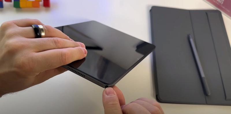 Pen tab, jack tai nghe 3.5mm, folio case.