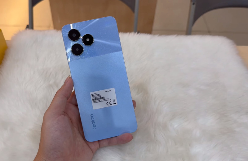 Realme C60 màu xanh thanh khiết, lấp lánh.