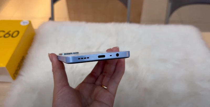 Realme C60 Cổng sạc và jack kết nối 3.5mm.