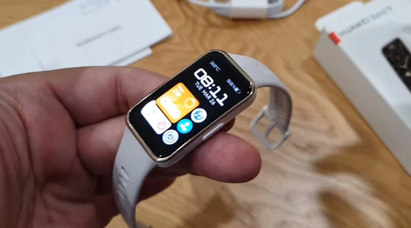 Huawei Band 9 Viền mạ vàng sáng bóng đầy ấn tượng.