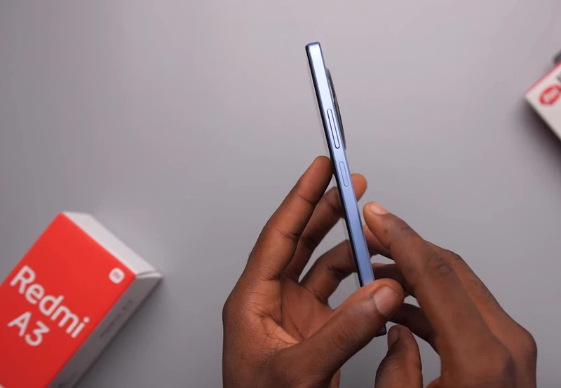 Redmi A3 Các nút bấm chỉnh âm lượng và nguồn trên sản phẩm.