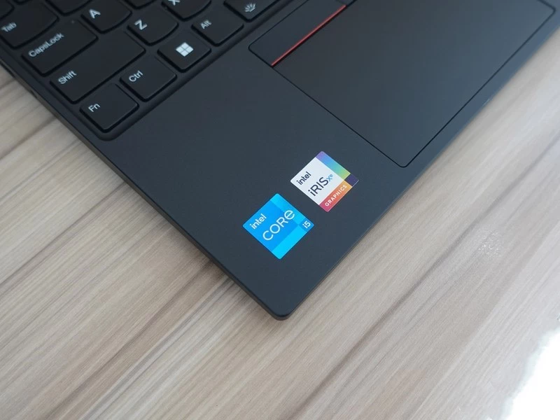 ThinkPad E16 Gen 1 Thiết kế hiện đại cho tác phong văn phòng chuyên nghiệp.