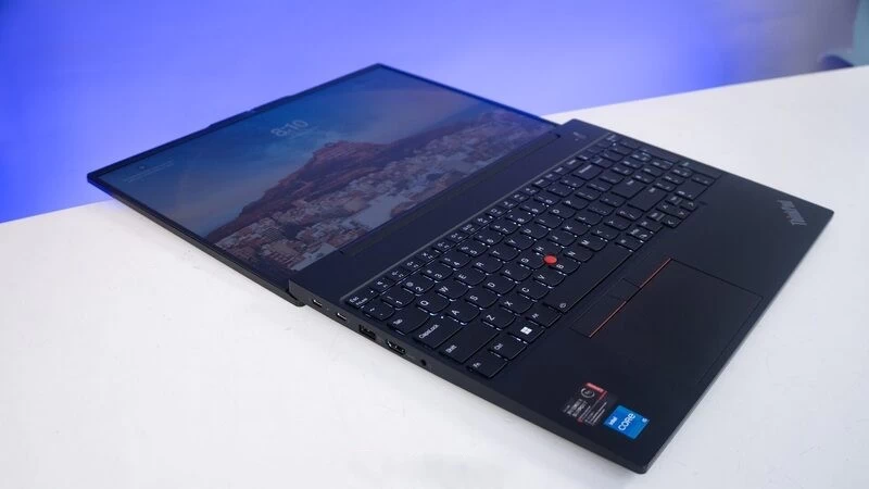 ThinkPad E16 Gen 1 Khả năng linh hoạt của sản phẩm đến từ mọi góc nhìn.