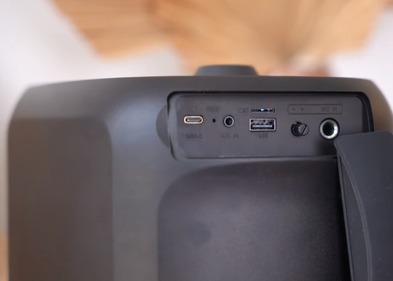 cổng AUX, cổng USB, cổng USB - Type C và khe thẻ microSD