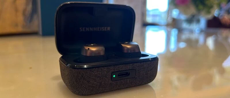 Sennheiser Momentum True Wireless 4 cảm ứng điện dung, cho phép người dùng thực hiện các thao tác như nhấn hoặc giữ