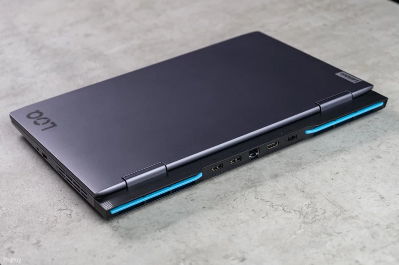 Lenovo LOQ 15IRH8 (82XV00QXVN) chất liệu cao cấp, màu xám cùng logo LOQ.