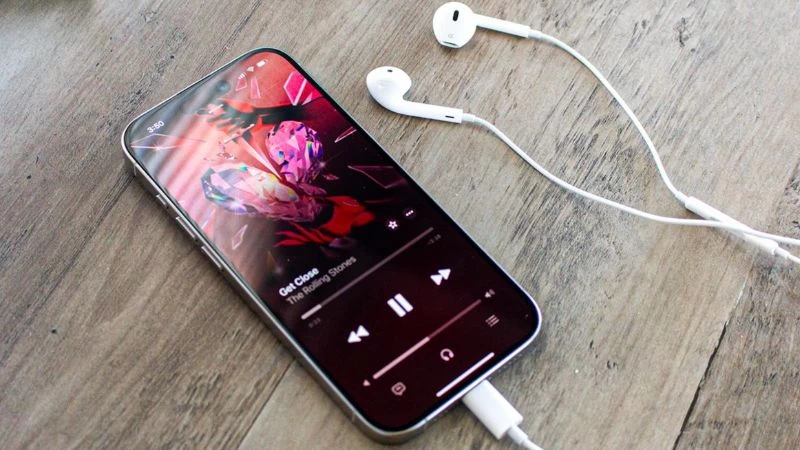 EarPods lần đầu được Apple giới thiệu vào năm 2012 khi tặng kèm trong hộp với iPhone 5 EarPods lần đầu được Apple giới thiệu vào năm 2012 khi tặng kèm trong hộp với iPhone 5