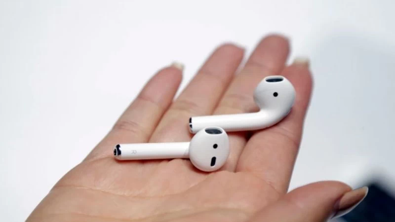 Chiếc AirPods thế hệ 2 ra mắt vào năm 2019, khoảng 3 năm sau khi AirPods đầu tiên ra mắt Chiếc AirPods thế hệ 2 ra mắt vào năm 2019, khoảng 3 năm sau khi AirPods đầu tiên ra mắt