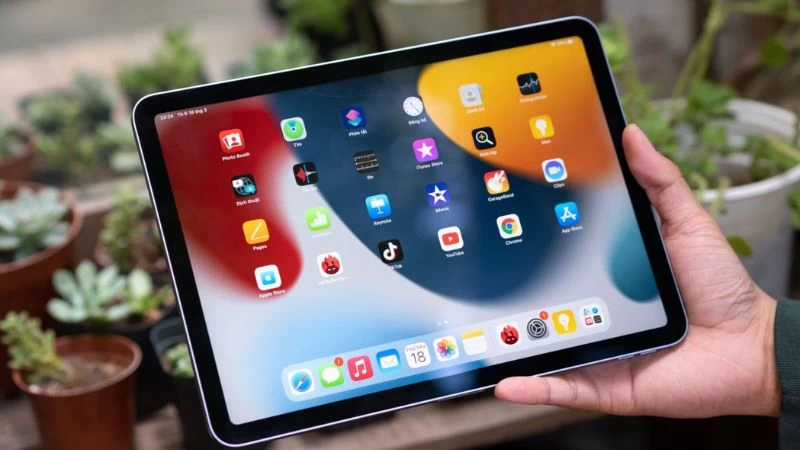 iPad là dòng máy tính bảng do Apple sản xuất và chạy trên hệ điều hành iPadOS iPad là dòng máy tính bảng do Apple sản xuất và chạy trên hệ điều hành iPadOS