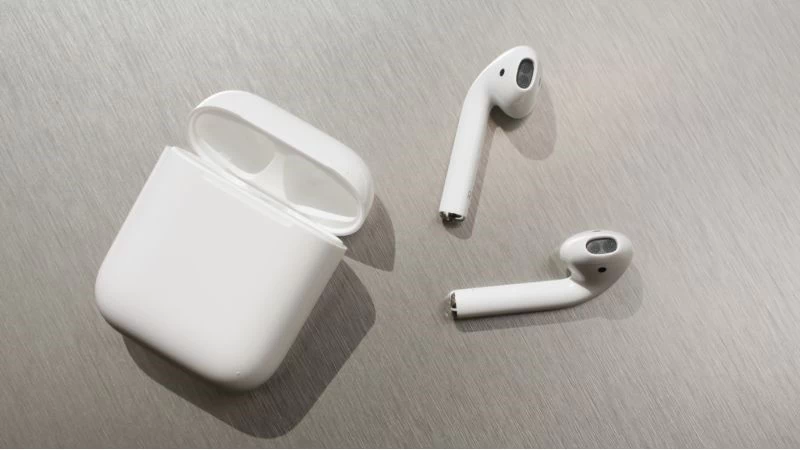 AirPods thế hệ đầu tiên có thiết kế gần giống với EarPods AirPods thế hệ đầu tiên có thiết kế gần giống với EarPods