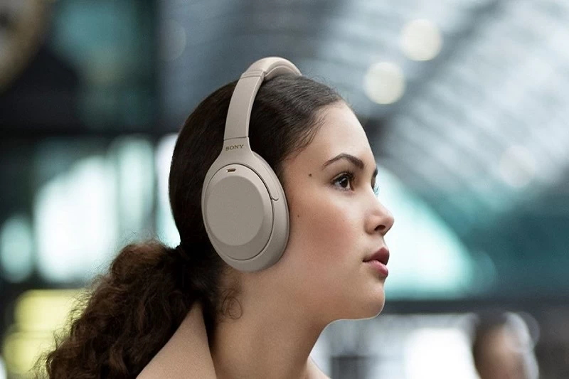 Tai nghe Sony WH-1000XM4 tương tự như ULT 900 Wear. Tai nghe Sony WH-1000XM4 tương tự như ULT 900 Wear.