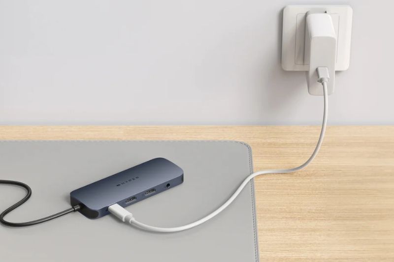 Cho phép sạc thiết bị khi đang dùng với cổng PD 3.1 140W.