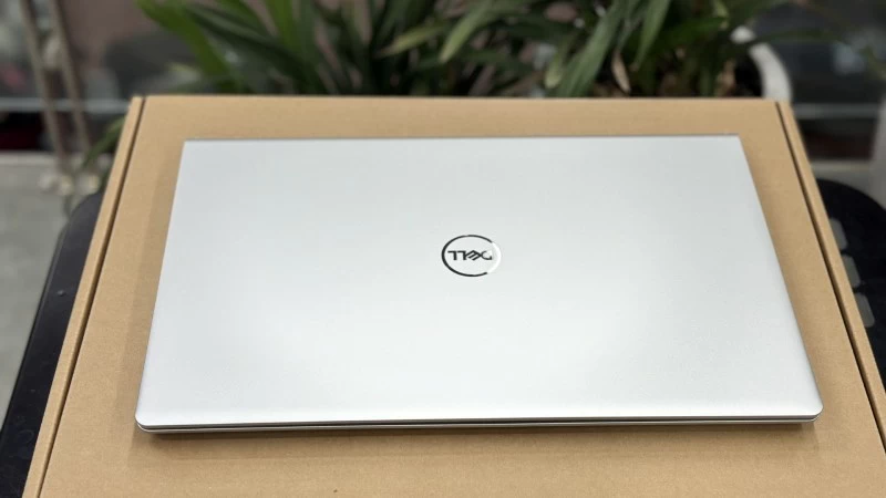 Mặt trước của sản phẩm Dell với logo. Mặt trước của sản phẩm Dell với logo.