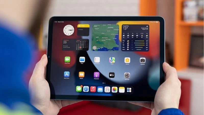 iPad là dòng máy tính bảng cao cấp được sản xuất bởi Apple, ra mắt lần đầu tiên vào năm 2010 iPad là dòng máy tính bảng cao cấp được sản xuất bởi Apple, ra mắt lần đầu tiên vào năm 2010