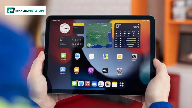 iPad là lựa chọn quen thuộc với người dùng cần một thiết bị màn hình lớn hơn điện thoại nhưng gọn nhẹ hơn laptop iPad là lựa chọn quen thuộc với người dùng cần một thiết bị màn hình lớn hơn điện thoại nhưng gọn nhẹ hơn laptop
