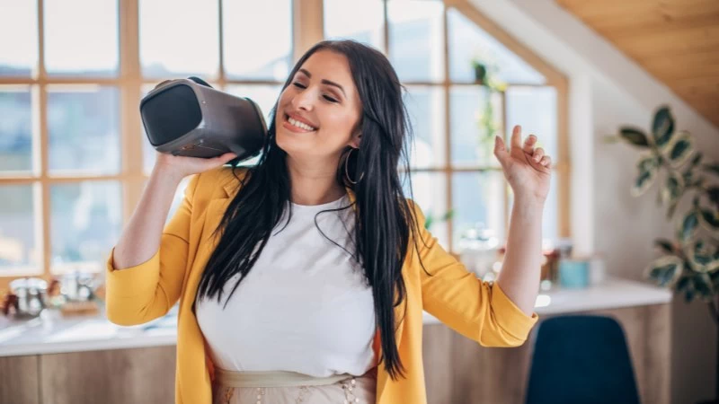 Các thiết bị như loa, tai nghe, ampli,... là những phương tiện quan trọng trong giao tiếp và giải trí Các thiết bị như loa, tai nghe, ampli,... là những phương tiện quan trọng trong giao tiếp và giải trí