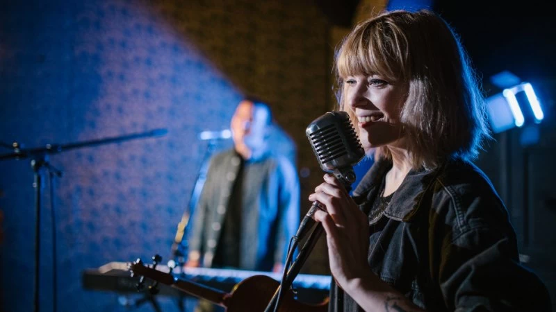 Các nghệ sĩ, người làm podcast,... hoặc những ai có sở thích ca hát nên đầu tư vào microphone chất lượng cao Các nghệ sĩ, người làm podcast,... hoặc những ai có sở thích ca hát nên đầu tư vào microphone chất lượng cao