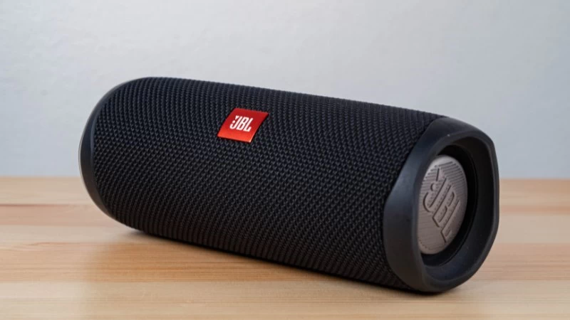 Loa là một thiết bị âm thanh được sử dụng rộng rãi trong các hoạt động giải trí Loa là một thiết bị âm thanh được sử dụng rộng rãi trong các hoạt động giải trí