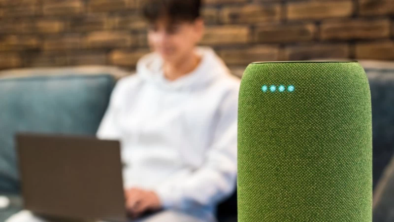 Người yêu âm nhạc nên sử dụng các thiết bị âm thanh (loa - tai nghe) Người yêu âm nhạc nên sử dụng các thiết bị âm thanh (loa - tai nghe)