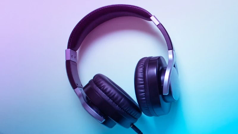 Tai nghe chụp tai giá rẻ là lựa chọn phù hợp với những người có ngân sách hạn chế hoặc những ai không quá coi trọng chất lượng âm thanh Tai nghe chụp tai giá rẻ là lựa chọn phù hợp với những người có ngân sách hạn chế hoặc những ai không quá coi trọng chất lượng âm thanh