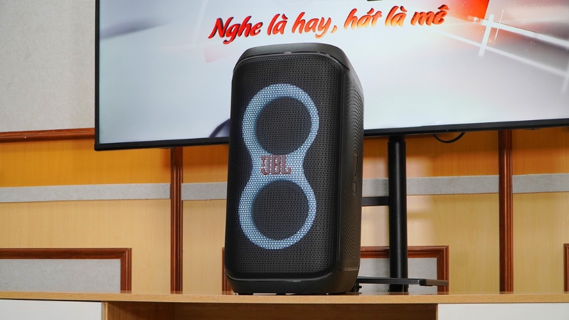 Âm thanh sống động với công nghệ JBL Pro Sound.