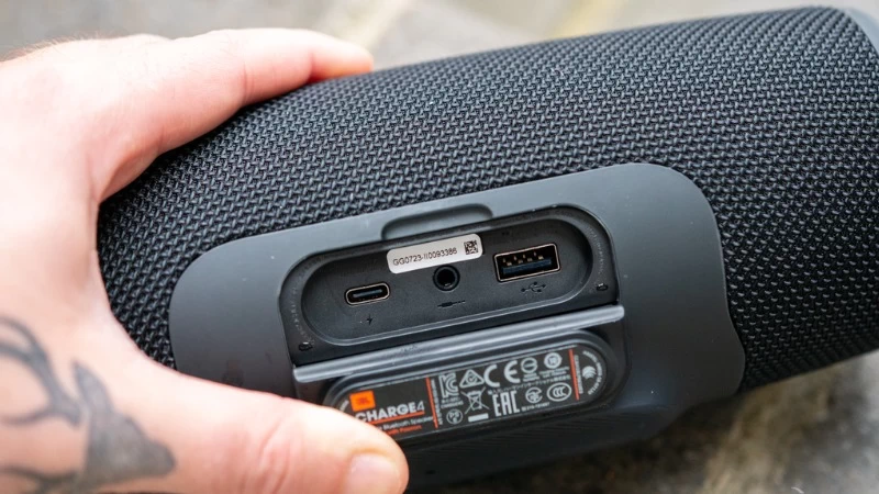 Loa tầm trung thường có chất lượng âm thanh tốt hơn một chút, có tích hợp nhiều tính năng hiện đại Loa tầm trung thường có chất lượng âm thanh tốt hơn một chút, có tích hợp nhiều tính năng hiện đại