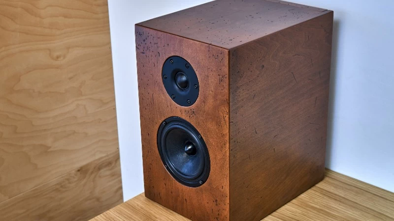 Loa bookshelf là loại nhỏ gọn được thiết kế để đặt trên kệ sách hoặc bàn Loa bookshelf là loại nhỏ gọn được thiết kế để đặt trên kệ sách hoặc bàn