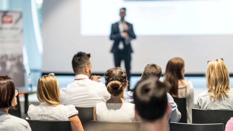 Loa được sử dụng trong các phòng học, hội trường và phòng họp để truyền tải thông tin Loa được sử dụng trong các phòng học, hội trường và phòng họp để truyền tải thông tin