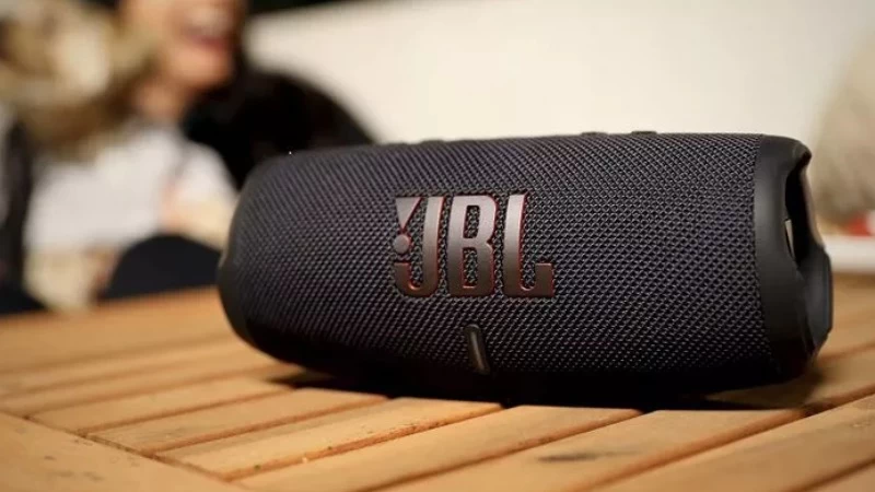 JBL cung cấp một loạt từ loa di động, loa thông minh, đến loa kiểm âm chuyên nghiệp JBL cung cấp một loạt từ loa di động, loa thông minh, đến loa kiểm âm chuyên nghiệp