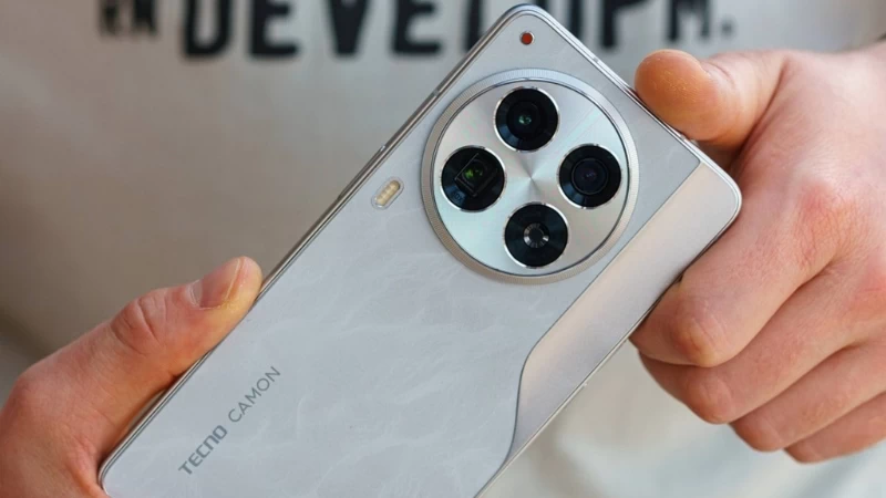 Tecno Camon 30. Camera chính Ultra 100MP, kết hợp cùng chống rung OIS và EIS.