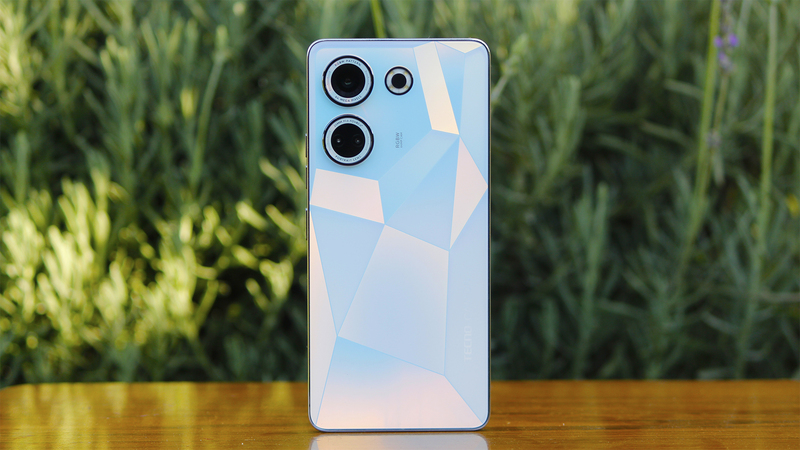 TECNO CAMON 30 sở hữu mặt lưng rất đẹp.