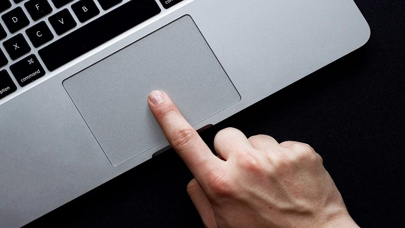 Trackpad của MacBook mang đến trải nghiệm mượt mà, phản ứng cực nhanh chóng và nhạy bén Trackpad của MacBook mang đến trải nghiệm mượt mà, phản ứng cực nhanh chóng và nhạy bén